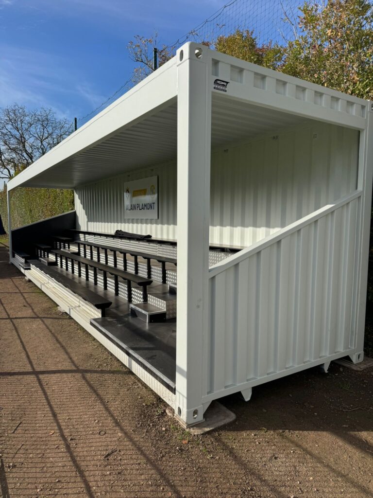 Une tribune container installée au stade de Seclin